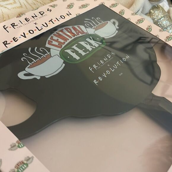 Friends x revolution beauty/makeup central perk coffee cup handheld mirror nwt - Picture 3 of 3